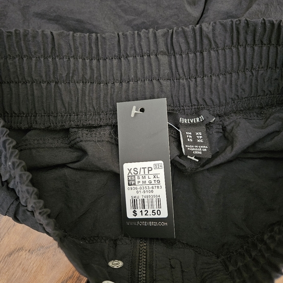 NWT Forever 21 black cargo shorts - Picture 2 of 3